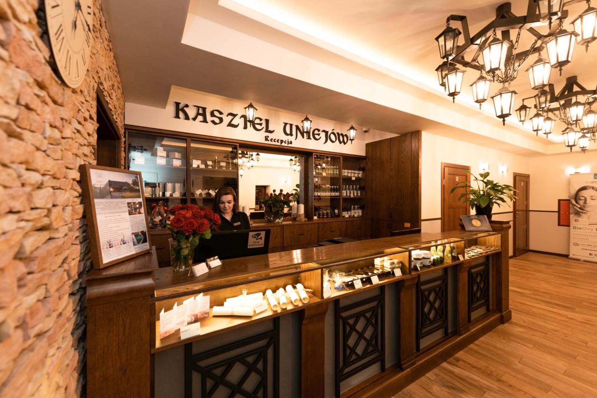 Hotel & Spa **** Kasztel อูเนียยูฟ ภายนอก รูปภาพ